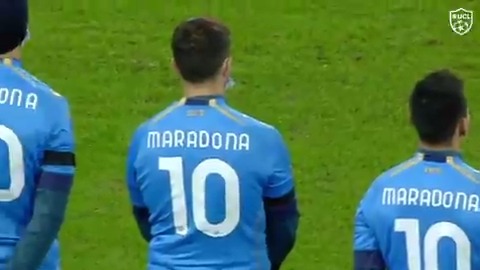 A powerful moment of silence with every Napoli player wearing the no.10 shirt is followed by loud cheers from fans outside stadio San Paolo in honor of Diego Maradona. 💙