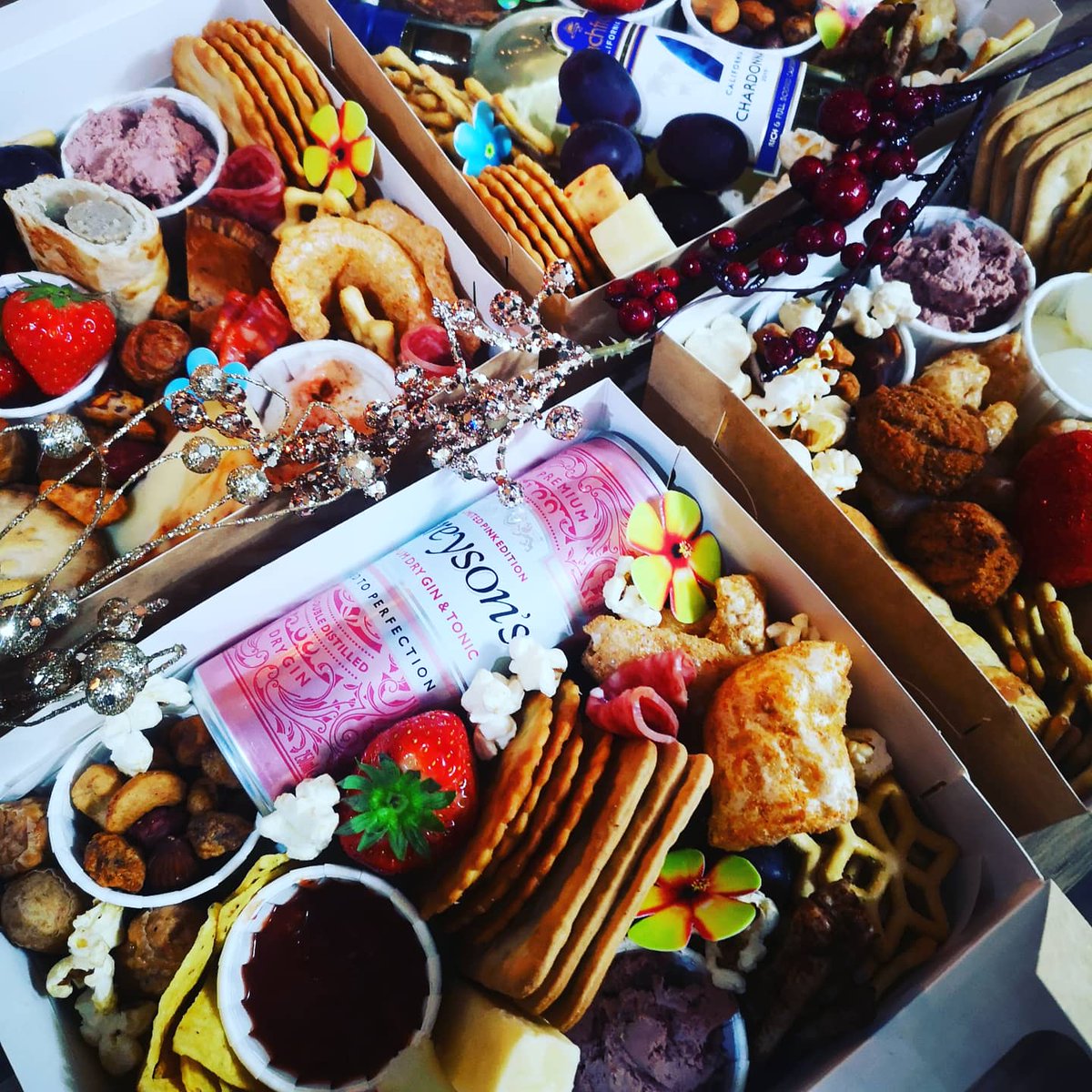 platters_Foods's tweet photo. Please go check our Instagram @platters2020 starting Friday are our popular Christmas grazing boxes. Prices vary on size 1s pictured are only. £12.00 /£14.00  free local delivery, the perfect gift for someone or even better a treat for yourself ❤️🚚🎁 #Platters2020 https://t.co/9ErRObL5oV