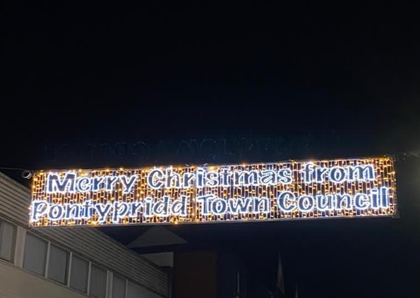 PontyTC's tweet photo. 🎄🎅🏼🌟It's beginning to look a lot like Christmas🌟🎅🏼🎄
Take a sneak peek at our Christmas lights in Pontypridd town centre. They will be shining bright for all to see and enjoy from tomorrow onwards. 

👉🏽Share your photos with us #stillshining 🌟 https://t.co/uur13pxiaX