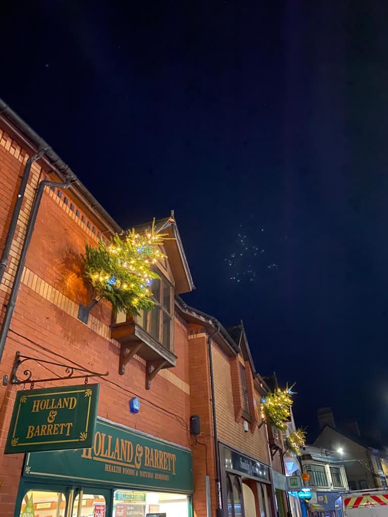 PontyTC's tweet photo. 🎄🎅🏼🌟It's beginning to look a lot like Christmas🌟🎅🏼🎄
Take a sneak peek at our Christmas lights in Pontypridd town centre. They will be shining bright for all to see and enjoy from tomorrow onwards. 

👉🏽Share your photos with us #stillshining 🌟 https://t.co/uur13pxiaX