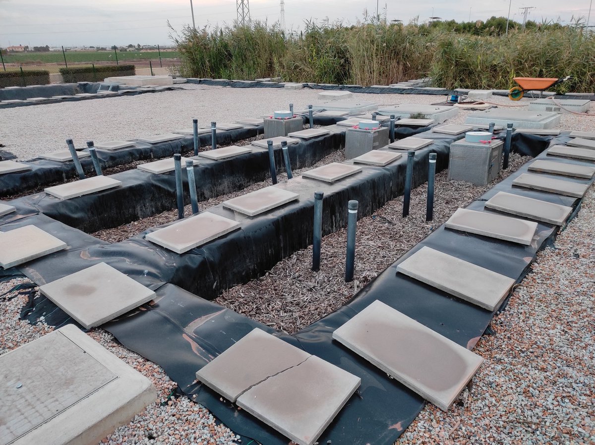 Funds finished, bioreactors stopped! Removing woodchips net bags after stopped the bioreactors. It was a pleasure work with these bio for a year and a half, but funds finished! In my last day I had an amazing help, my PhD directors, bosses and professors.<a href="/juanjo_upct/">Juan Jose Martinez</a> #Pepe #bye