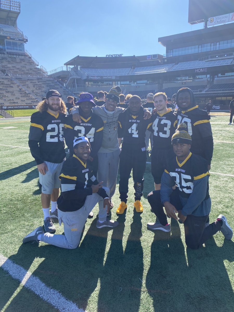 CoachLoop's tweet photo. A blessed Thanksgiving morning with these young men!! #priceless #MIZ 💛🖤💛 https://t.co/y9qtxudYEy