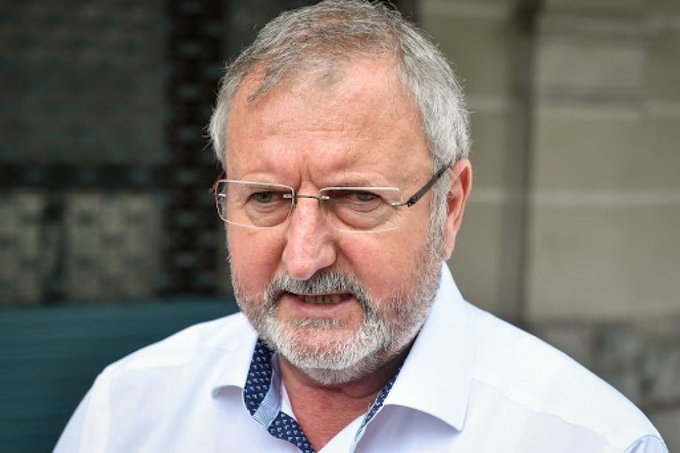 Demokracija1's tweet photo. Emil Rojc: Prepotentna #bitja, ki si nadenejo sončna očala ali #visokepete, da bi izgledala »#kul«, me ne bodo podila iz stranke. Kako @vladaRS @JJansaSDS s @StrankaSMC
 najde denar za #IlirskaBistrica, NAŠA (@strankaSD) vlada pa ga ni mogla več let? https://t.co/OGDlEMPeRc https://t.co/xCy8WRyQ5m