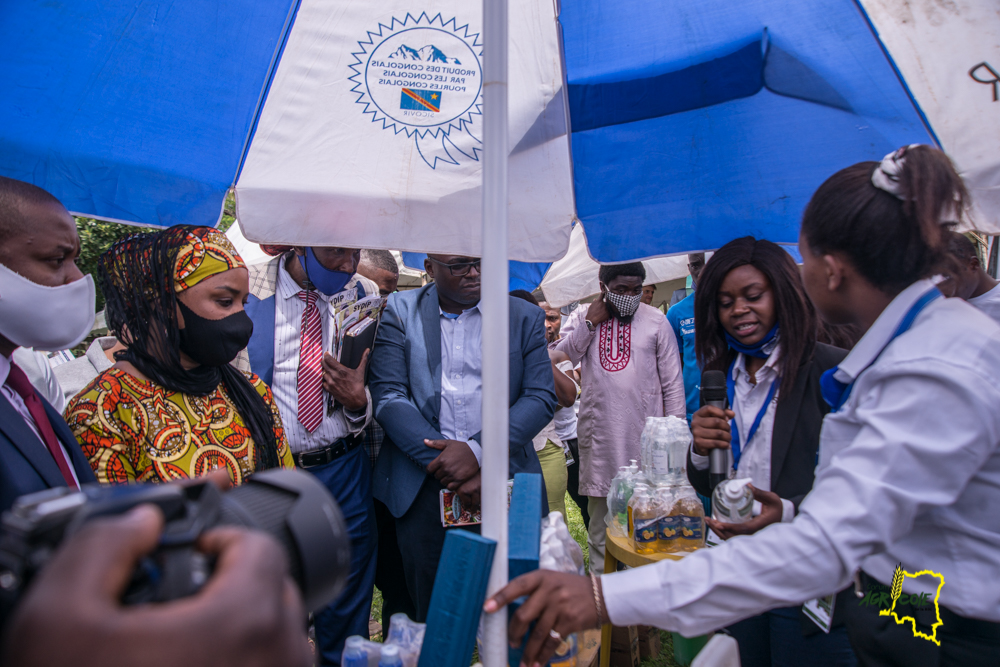 forum_rdc's tweet photo. La société Industrielle et Commerciale de Virunga basée à Mutwanga dans le Ruwenzori est actuellement spécialisée dans la production des savons à gammes multiples.
La chimiste @CarineNdungo présente leur nouveau produit, Le désinfectant « Docta »
#FAB2020
@gorillacd https://t.co/cONlcpqg9N