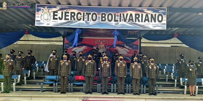 ejercito_ve's tweet photo. El MG Domingo Hernández Lárez Cmdte Gral del Ejército, asciende en nombre de la  República al personal que labora en la comandancia del @somos_ejercito y Felícita a los profesionales de la FANB quienes por mérito propio alcanzaron los grados y las jerarquías inmediatas superiores https://t.co/xYqGYqYTqY