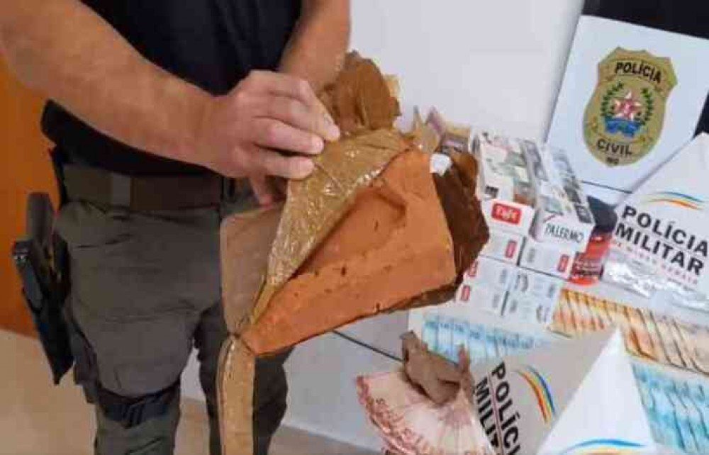 correio's tweet photo. Homem compra tijolos achando que era maconha: 'Não existe mais traficante honesto'.
https://t.co/ix2XPhbbEF https://t.co/QkaoqNoax2