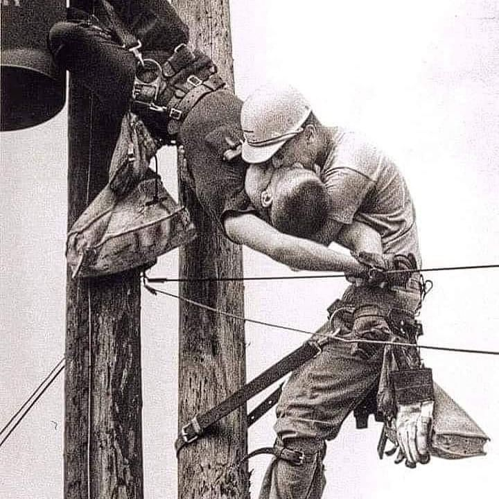 EmilioSempris's tweet photo. EL BESO DE LA VIDA: 
En 1967, un electricista recibe una descarga de 4 mil voltios y su colega le administra los primeros auxilios in situ, logra bajarlo del poste y eventualmente lo revive.

Champion Randall vivío para contarlo y la fotografía ganó el Premio Pulitzer 1968. https://t.co/vvN6HrwhOW