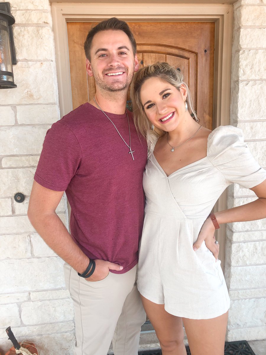 _kburrow's tweet photo. happy thanksgiving from the burrow’s 🤍 https://t.co/AxmEYpOXza