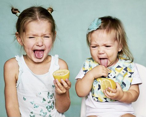 Лимон для детей. Ребенок пробует. Кисло сладкое для детей. Ребенок ест. Детские эмоции.