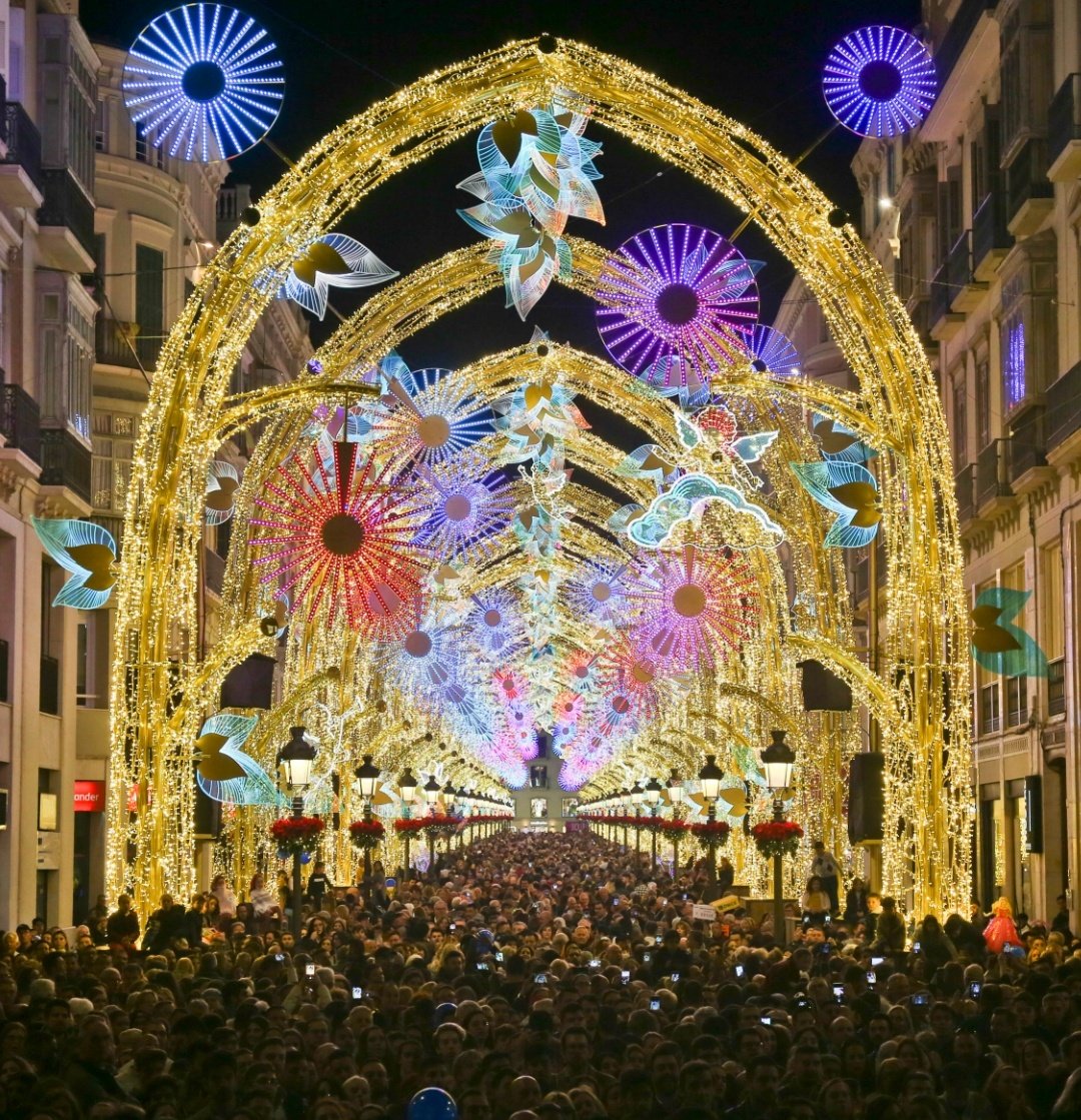 ArcoDelPostigo's tweet photo. La Navidad en Málaga es espectacular, no os hacéis una idea del ambiente que se vive en la Calle Larios de noche. FANTASÍA 💙 https://t.co/jM3BS35pST