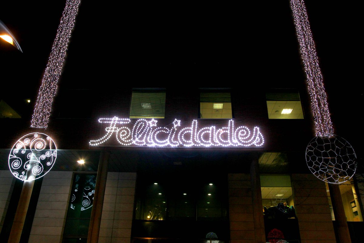 .@R_sanchezacera alcalde de #Alcobendas tras el encendido de las luces de Navidad: "la iluminación navideña de nuestras calles y plazas es motivo de esperanza, una forma más de luchar contra la fatiga provocada por la pandemia".
CON LA ILUSIÓN DE SIEMPRE 🤶
#ReactivaAlcobendas💚 https://t.co/nNgpwpUn3Y