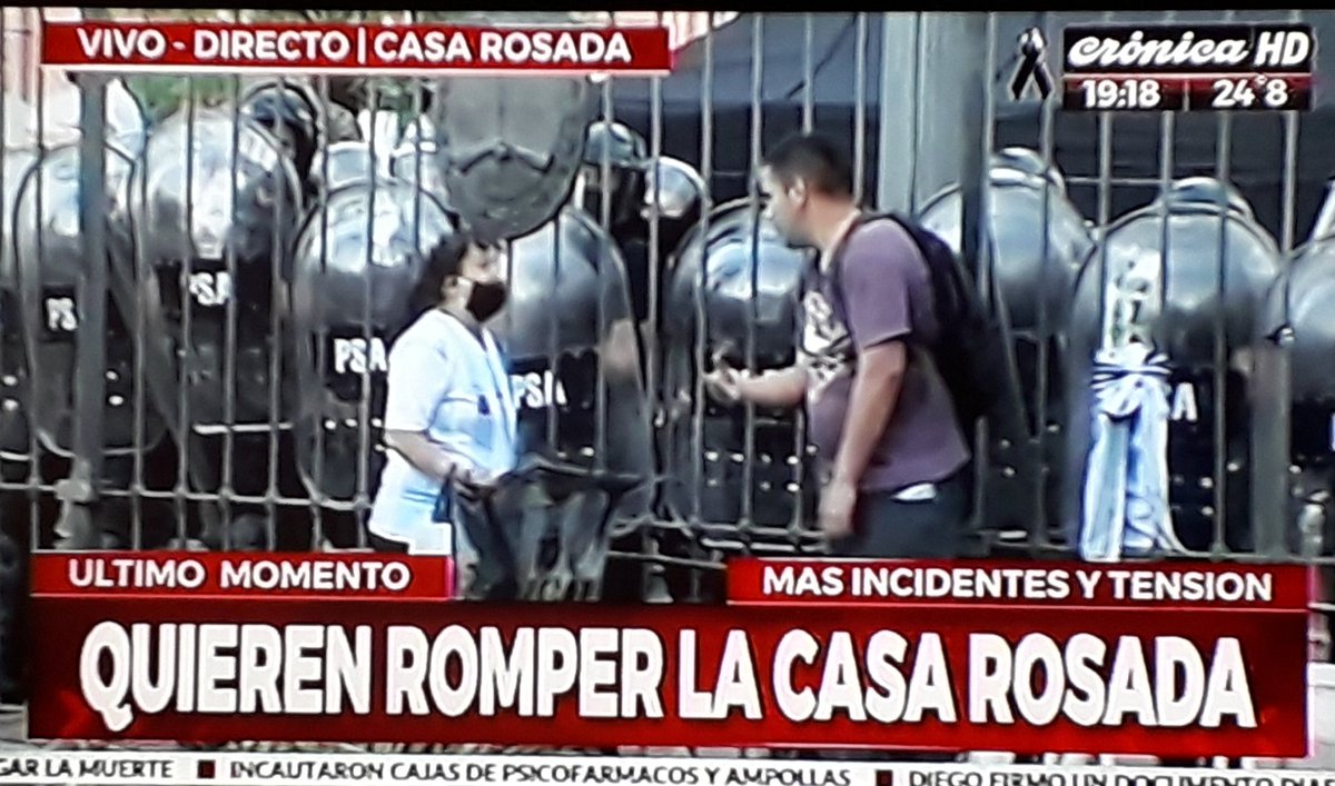 Cierto es que no podés hacer un velorio de 12 hs como si hubiera fallecido alejandro lerner. Tampoco revolear botellas y todo ese embrollo. Ahora hay como un operativo de seguridad de los mismos bardos contra los más bardos en Casa Rosada🙆♂️
#PorSiempreDiego #DiegoEterno https://t.co/dQ1Oa1Yyrp