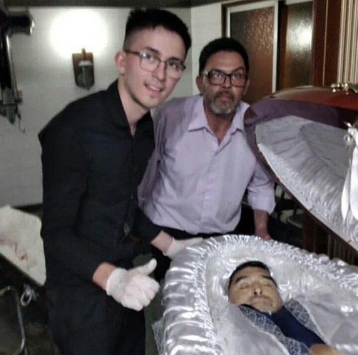 Некрещеные люди после смерти. Селфи с мертвым Диего Марадона.