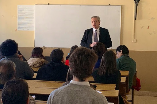 aprinetti_'s tweet photo. Aprendan la lección, jóvenes: ninguna decisión que tomen es mala si se inventan un escenario alternativo en el que todo era peor. https://t.co/Sr18jHb2M0