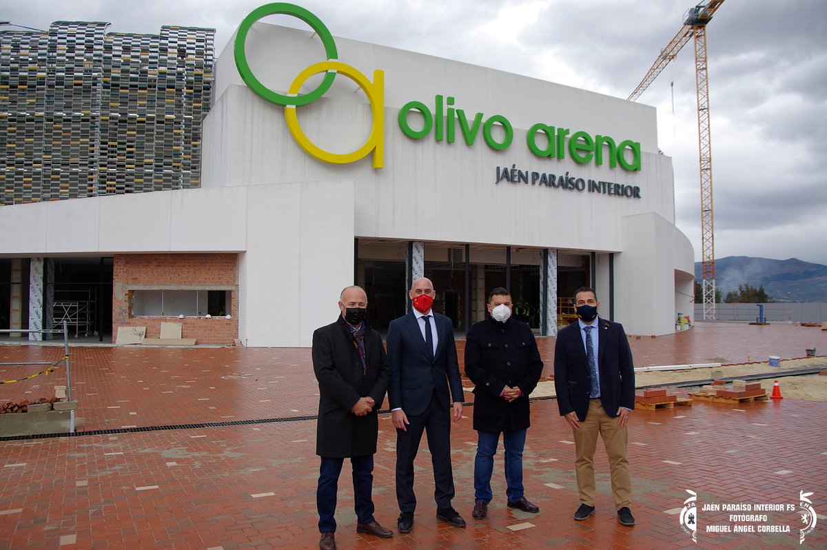 🏟️ Luis Rubiales visita las obras del pabellón Olivo Arena y apunta a Jaén como uno de los ejes vertebradores del fútbol sala en España.
📅 Las instalaciones se inaugurarán en enero.
➡️ La casa del #Jaen albergará competiciones de la RFEF. https://t.co/cwtE09u2NX