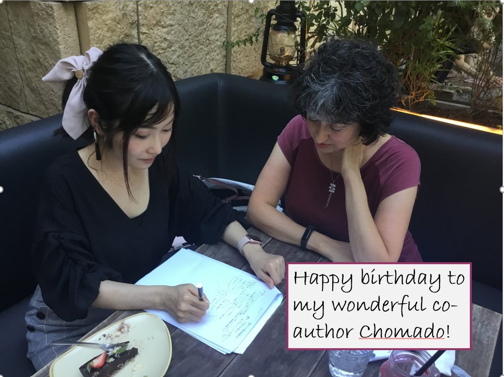 私の共著者 <a href="/chomado/">ちょまど🦕ITエンジニア(育休明け)</a> に誕生日の挨拶を！
（この写真は『マンガでわかる外国人との働き方』 amzn.to/2TWrafc  を一緒に書いていた時のものです）#ちょまど誕生日