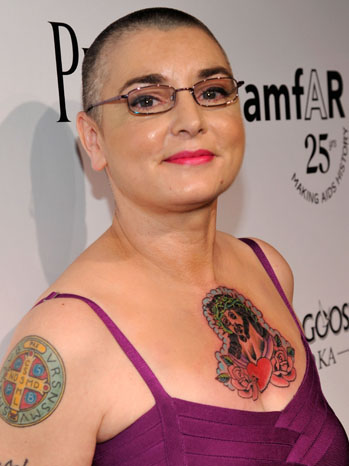 ivannieblas's tweet photo. Esa vez que Sinead O'Connor fue al Tianguis del Chopo, un chavo la reconoció y le pidió un autógrafo en un disco pirata que compró. Era el audio de su actuación en el homenaje a Bob Dylan en 1992. Sinead había buscado ese audio por meses y le compró la copia #ConvoyRomantico https://t.co/jyiAYXZnuL