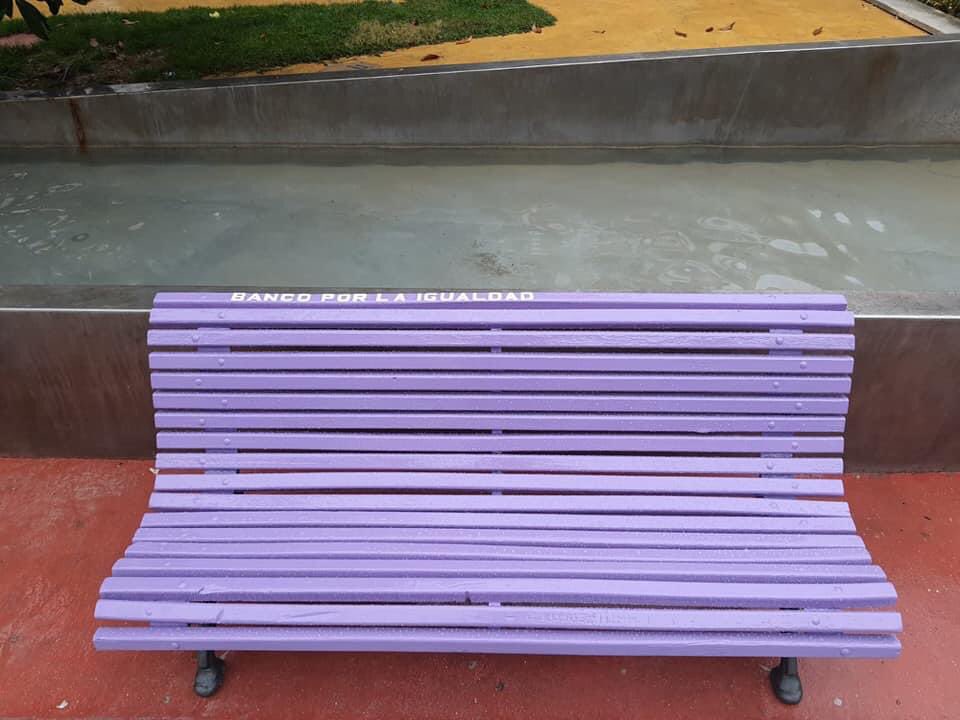 Un banco por la #igualdad en nuestra ciudad, #Jaen, recibe decenas de críticas de la caverna. Si, es sólo un banco pintado. Y si, les ofende. Ese es el nivel https://t.co/GLhRfrnc0B