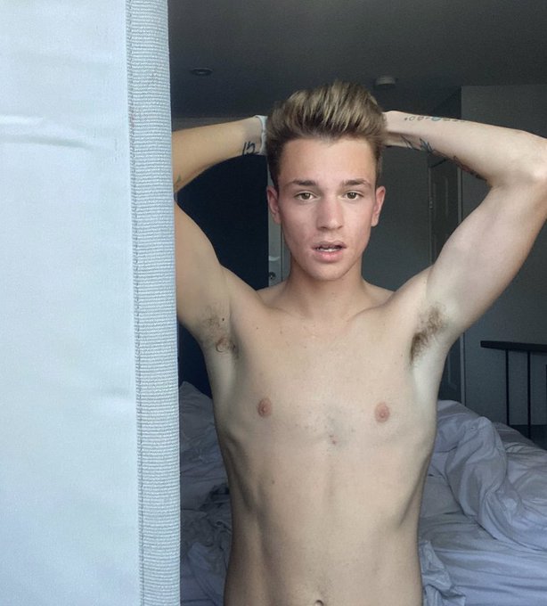 the front vs the back😉 retweet if I can send you more pics! https://t.co/jycSmM5vKq https://t.co/hc2