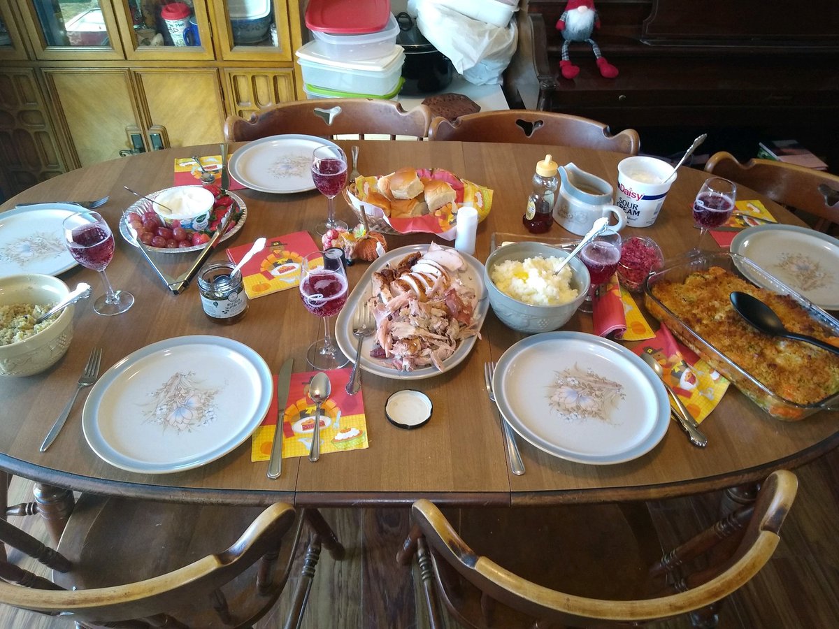 HCBroncoSB's tweet photo. Happy Thanksgiving to everyone! Here's how the Hannahs of Bronco Softball are celebrating. https://t.co/ucUwntvhFN
