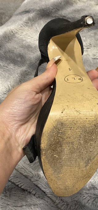 HEELS FOR SALE. VERY WORN.  DM if interested.  #footlover #footworship https://t.co/aL5OiIPJph<a href="/tag/footworship"class="tags"><span>#footworship</span></a><a href="/tag/footlover"class="tags"><span>#footlover</span></a>