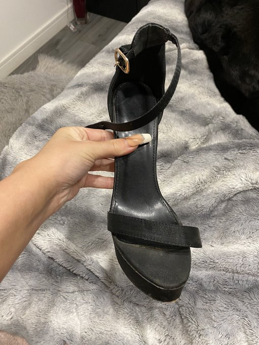 HEELS FOR SALE. VERY WORN.  DM if interested.  #footlover #footworship https://t.co/aL5OiIPJph<a href="/tag/footworship"class="tags"><span>#footworship</span></a><a href="/tag/footlover"class="tags"><span>#footlover</span></a>