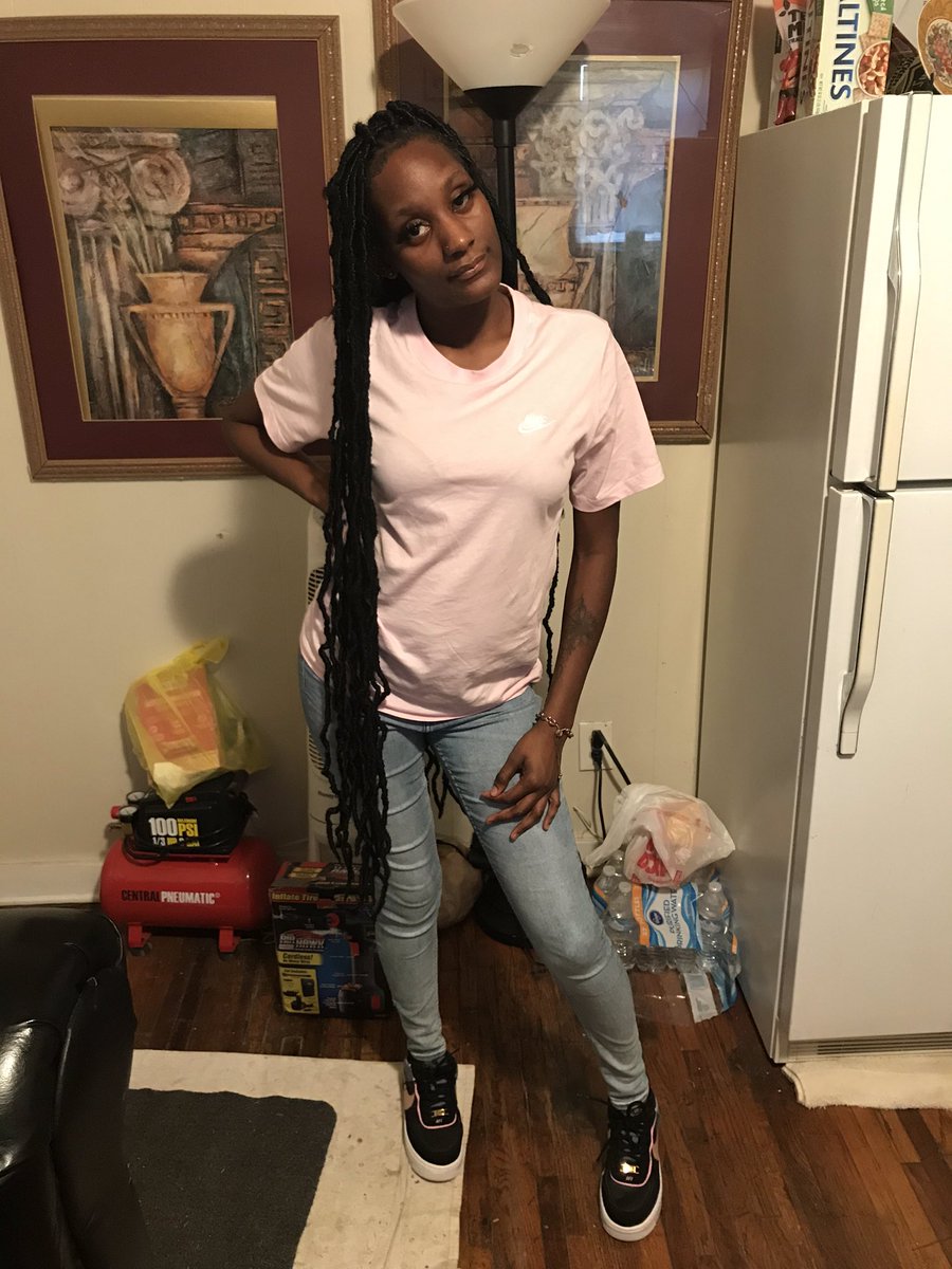 damuffinbitcch's tweet photo. Nike’s on my feet so you know ima gonna do it ✔️🖤💗
#imHighash
#excusmybackground🤦🏾‍♀️ https://t.co/tUe5goq3mx