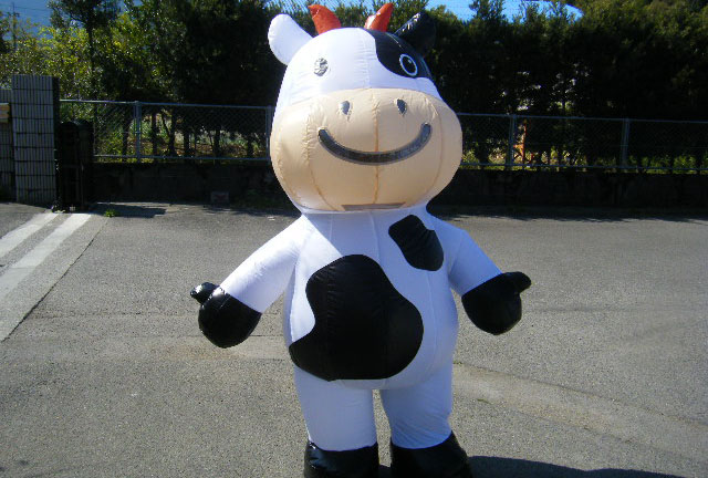 株式会社ワン ステップ 年末年始のイベントを盛り上げ 来年の干支のウシの着ぐるみ 中古販売 エアー着ぐるみ ウシ のご紹介 送風機で空気を送り続けるため 通気性もよく運営にも適した作りとなっています 他にもゾウ クマ 犬 ペンギン パンダ