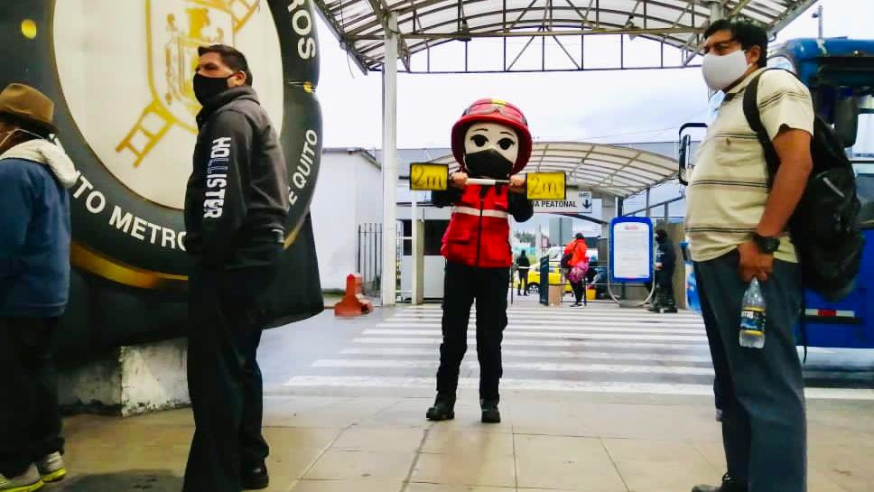 BomberosQuito's tweet photo. ¡Juntos nos cuidamos! Hoy, el equipo de Vinculación de #BomberosQuito compartió con todos los usuarios de la Terminal de Quitumbe, recordándoles las medidas de bioseguridad que debemos mantener para evitar el contagio y la propagación del #COVID19 https://t.co/BaIbNSZw5y