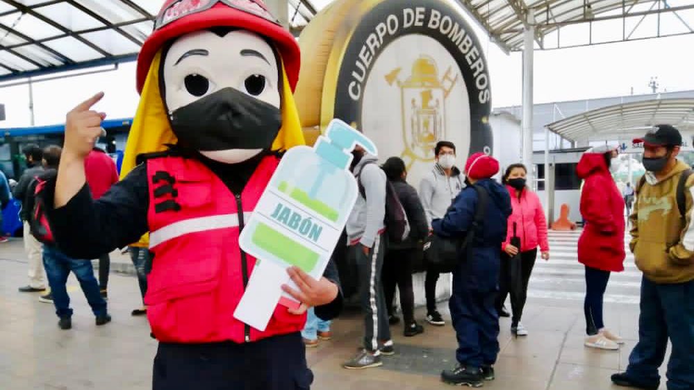 BomberosQuito's tweet photo. ¡Juntos nos cuidamos! Hoy, el equipo de Vinculación de #BomberosQuito compartió con todos los usuarios de la Terminal de Quitumbe, recordándoles las medidas de bioseguridad que debemos mantener para evitar el contagio y la propagación del #COVID19 https://t.co/BaIbNSZw5y