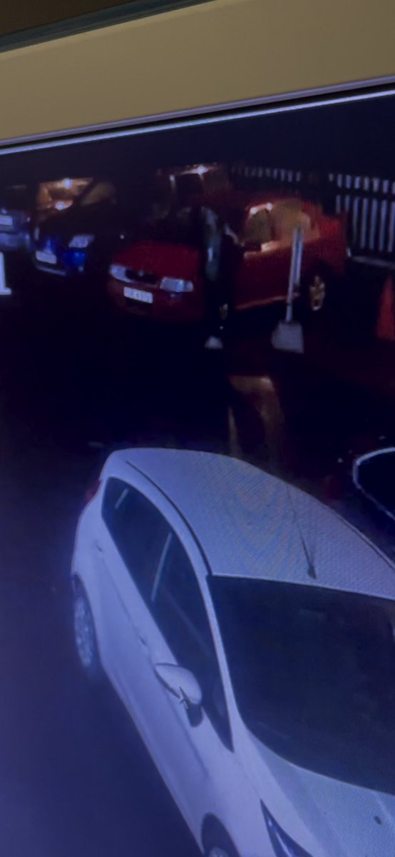 Feisbúkk og grammið er búið að bregðast mér. Sumsé einstaklingur sem fékk lánaðan(rændi) bílinn okkar án þess að spurja ca. kl 07:27 í morgun. Veit einhver um fokking bílinn okkar?!?!?