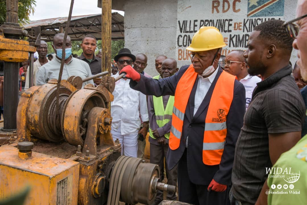 guyloando_glv's tweet photo. #Retro  | --> 17 Avril 2020 --> Acte 6

LE SENATEUR #GUY_LOANDO AUX ACTES || #VisionGuyLoando 
1/2 La fondation Widal avait le 17 Avril 2020 lancé les travaux dans la commune de Kimbanseke où 5 forages seront construits en faveur de + de 12.000 habitants. https://t.co/TEA6jyaV8V