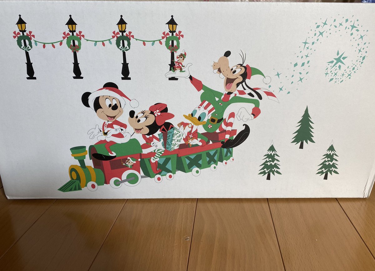 ディズニーストアのダンボールがクリスマス仕様になってる!!かわいい https://t.co/S6kMWPb1an
