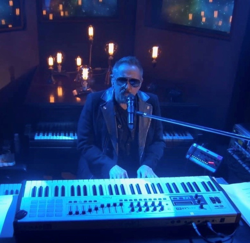 Desde el mítico Estudio El Pie, el pasado viernes a través de https://t.co/Zrgc5pE3iu, Alejandro Lerner repasó la banda de sonido de su propia vida y presentó nuevo videoclip junto a Los Tekis. Lee más en #ElEspecialito https://t.co/9V1YE0kz34