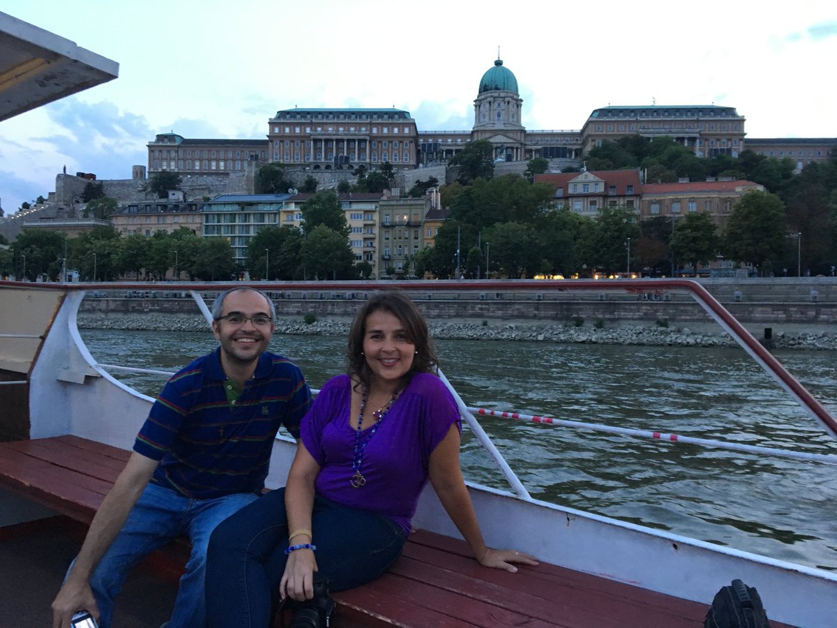 ElPortuMau's tweet photo. #Tbt de mis ultimas Vacaciones #Budapest #Hungary #Hungria Paseo de barco por el #Danubio en la noche con la Ciudad Iluminada 🤩😁#CityLights #Danube #DanubeRiver #ParlamentoHungaro #Parliament #CastilloDeBuda #BuddhaCastle - @esousa14 https://t.co/LIsnzJiQNJ
