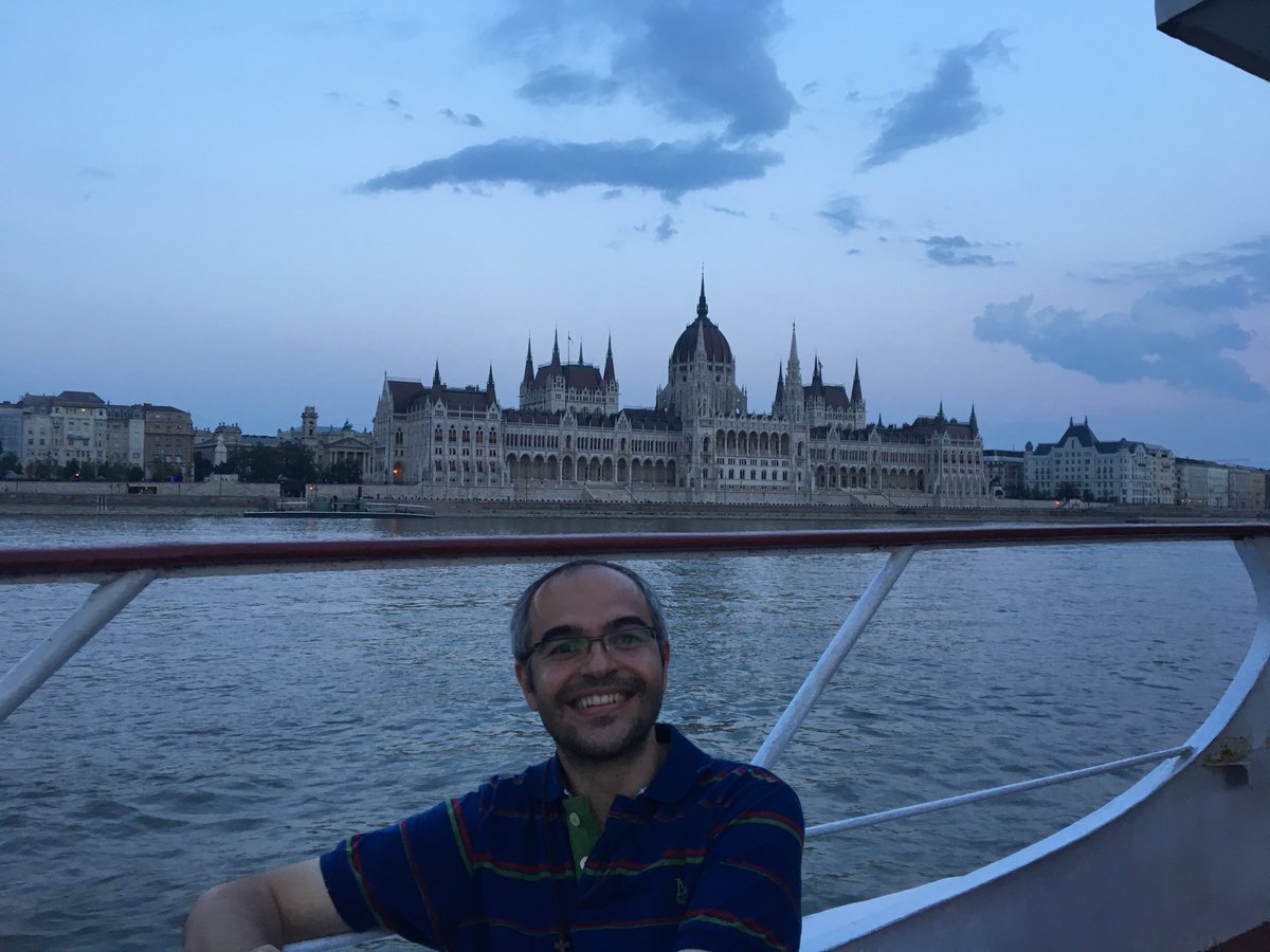ElPortuMau's tweet photo. #Tbt de mis ultimas Vacaciones #Budapest #Hungary #Hungria Paseo de barco por el #Danubio en la noche con la Ciudad Iluminada 🤩😁#CityLights #Danube #DanubeRiver #ParlamentoHungaro #Parliament #CastilloDeBuda #BuddhaCastle - @esousa14 https://t.co/LIsnzJiQNJ