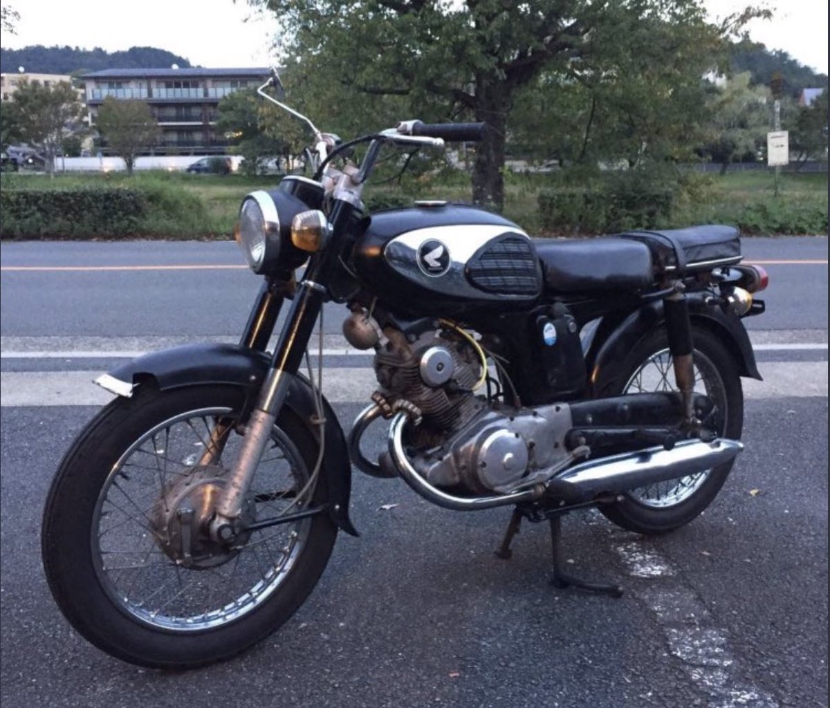 ca20002008's tweet photo. 1960年代のホンダの不思議なラインナップ
CD125の初期型
CD125A
CS125
違うのはタンクとシート??🤔
CD125AはタンクがCL??🤔
CSにはセルモーターがありませんね?🤔
#ベンリィ
#CD125
#CS125 https://t.co/mmKovO2vkK