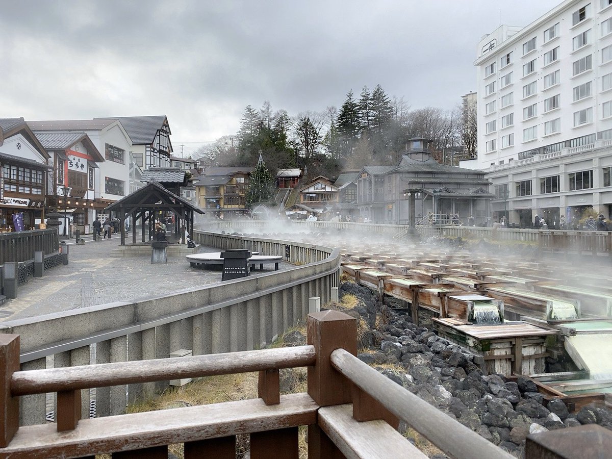 お宿 平の家 今日の湯畑 おはようございます 現在のお天気は曇り 気温は5 冷え込んだ朝です 今日一日曇り予報となっております 今日の気温もあまり上がらないようなので お越しいただく際は 暖かい服装でお越しください それでは皆様今日