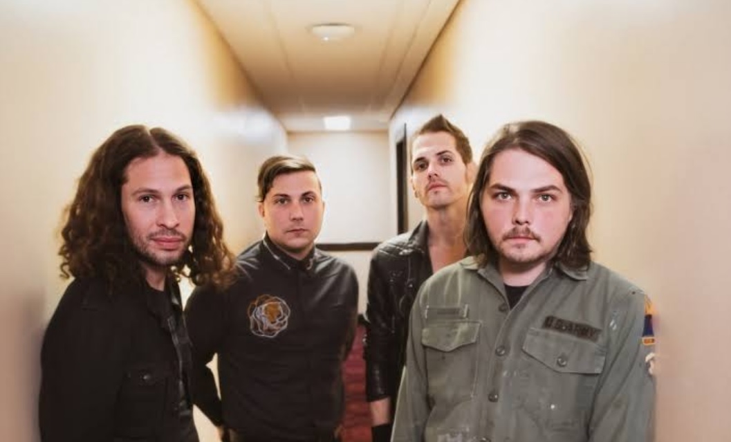 gerardwayGR's tweet image. Happy Thanksgiving to those who celebrate it and happy Thursday to those who don't. I'm thankful for every single one of you ❤️