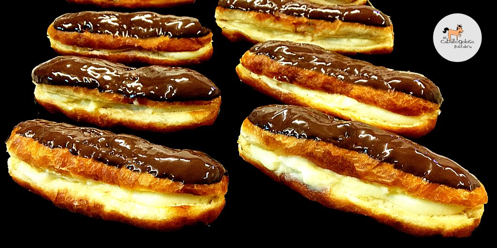 Mira fijamente la imagen... Te encanta la bollería... Te apetece... Ahora dime: ¿Tu pepito de chocolate relleno de crema, lo acompañarás con café? ¿O será más de uno? 😍😋😋😋👌 Reparto a domicilio en #Torrelodones y alrededores

#Pastelería #Repostería #Gourmet #Confitería