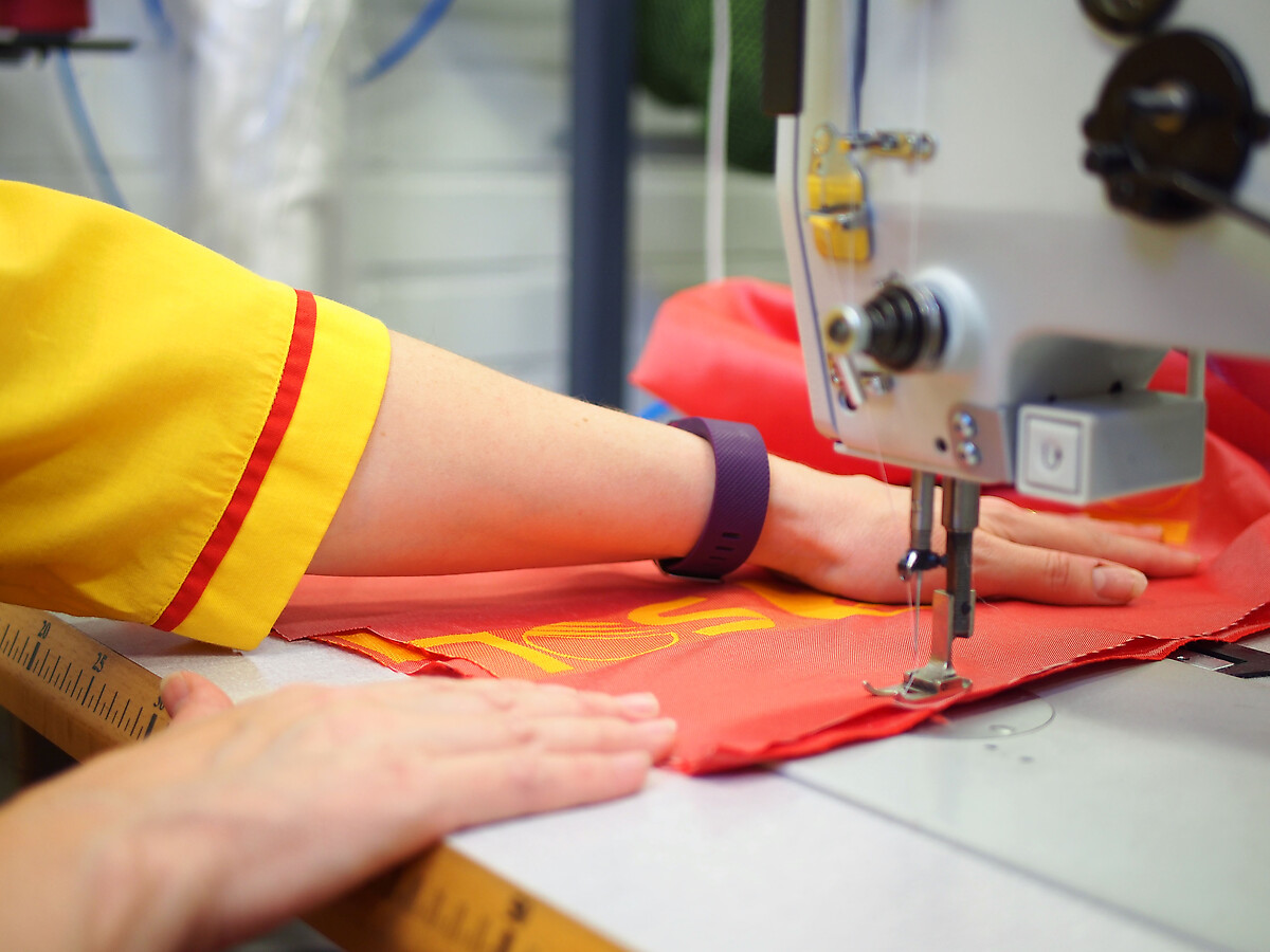 Pidennä vaatteidesi käyttöikää hyödyntämällä SOL Pesuloiden korjausompelua. Meiltä onnistuu vaikkapa housun lahkeiden lyhentäminen, vetoketjun vaihto tai reiän ompelu vaivatta. 

#korjausompelu #napinvaihto #vetoketjunvaihto #SOLPesula
Katso lähin pesula: bit.ly/sol_pesulat