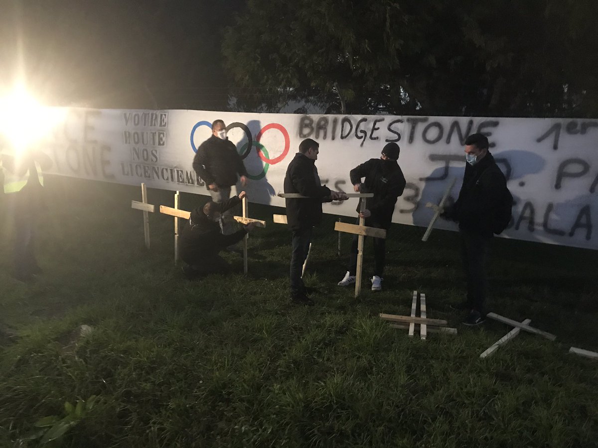 Vdnbethune's tweet photo. Les #bridegestone #bethune qui le souhaitent peuvent planter une croix à leur nom le long des grilles de l’usine. L’intersyndicale en a préparé 863, autant que d’emplois sacrifiés. https://t.co/mchiRwyr8I
