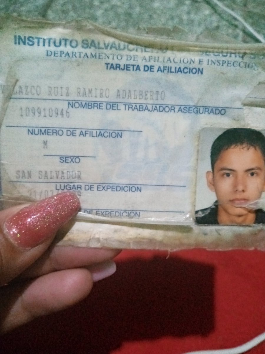 MaduritaPicara's tweet photo. @ALSanuncios hoy un cliente me robo lo del servicio q hice con el .en santa tecla se hace llamar Ramiro Adalberto velazco Ruiz esta es su foto porq al salir corriendo dejo su billetera nenes era nesesario publicarlo para q no le pase alas demas chicas ojoooo https://t.co/hpdqBoIuBh