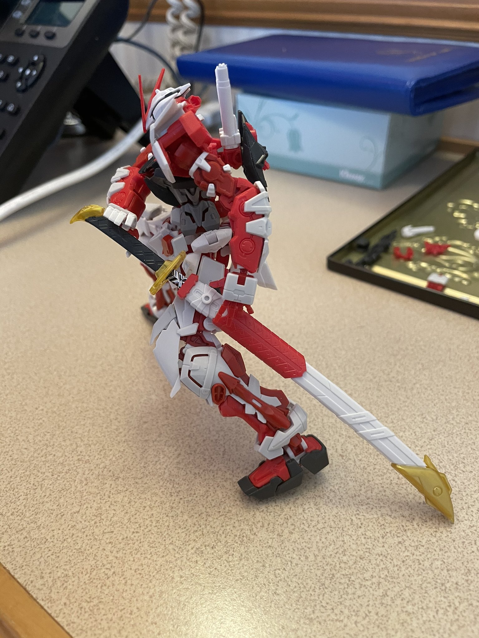 J Suzuki 積みプラ消化中 Rgアストレイレッドフレーム 顔のマスク部はhgアストレイのものに置き換えて 顎の位置も調整してます あとは全体にエッジ出しをしてます ガンプラ アストレイレッドフレーム ガンプラ改造 T Co Vos2k4ppha Twitter