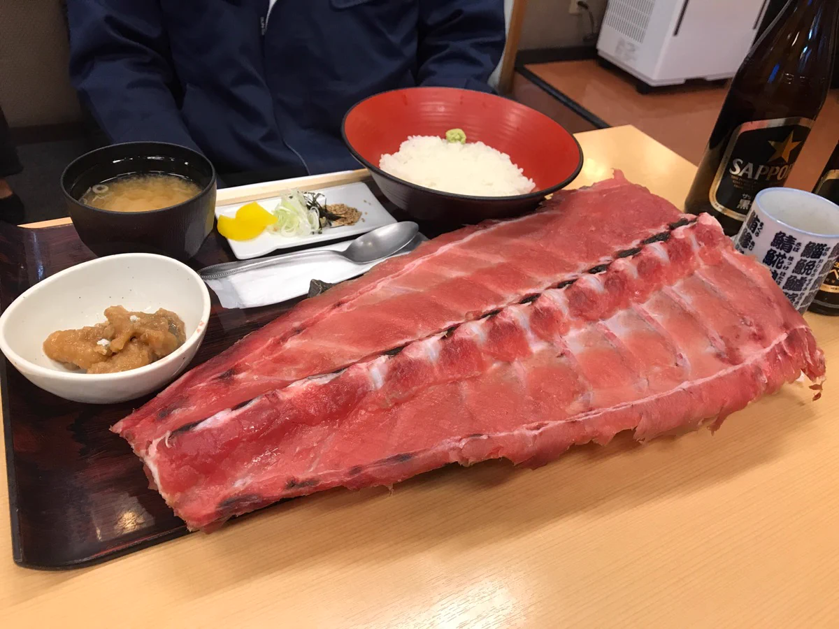 新潟卸売り市場の定食がすごいｗｗ迫力満点の中落ち定食！