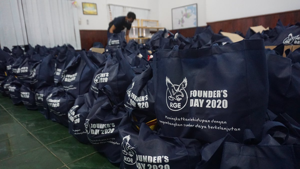 RAPP_Official's tweet photo. Hai Sahabat, setelah tahun lalu merayakan Founders Day 2019 dengan menjadi relawan kegiatan sosial di berbagai tempat, Founders Day 2020 tetap kami rayakan dengan sukacita dengan menyalurkan berbagai bantuan kepada masyarakat. #RGEvalues #lifeatAPRIL https://t.co/IPujmrY6SK