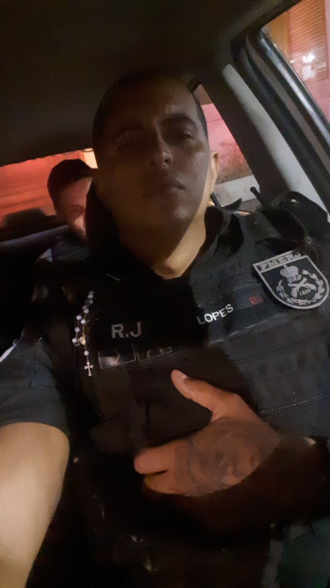 DUDUVPII's tweet photo. Enquanto isso nas ruas de Gothan !!!  #RJ #papamike #Policia #badboys #heroisanonimos #servjreproteger https://t.co/4rvS5PLw9U