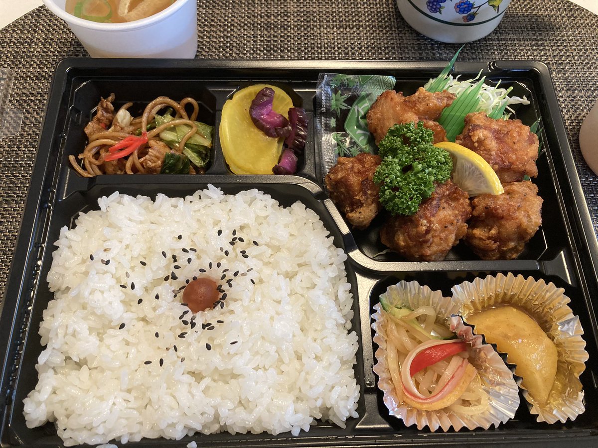 戸越散歩日記 お昼ご飯は 戸越公園の弁当屋さん 十五や さんのミニカツ弁当と唐揚げ弁当 お弁当550円 お味噌汁もついてくるから嬉しい 場所は大原通りを中延方面に進んでいったファミマの交差点そば 近所の方に愛されてそうなお弁当屋さんです