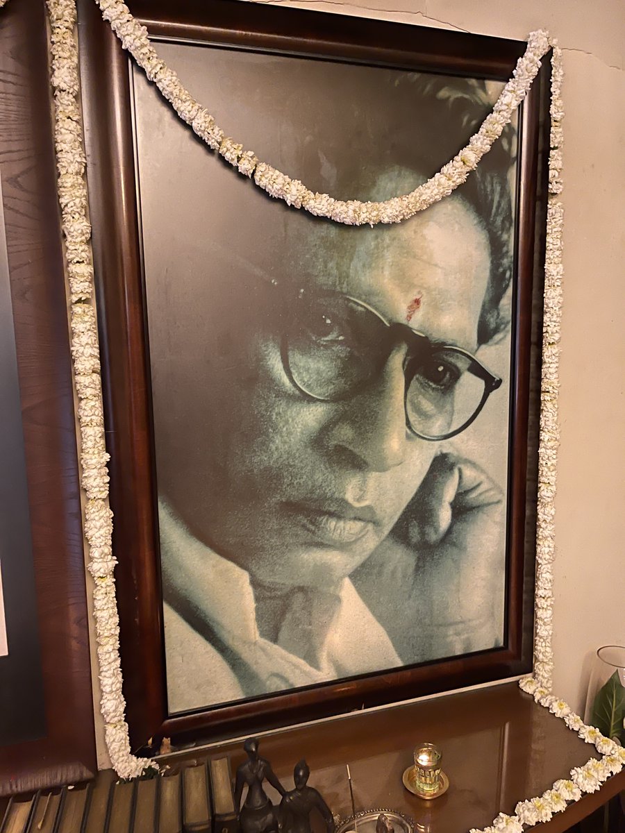 T 3735 - "मैं महान काव्य लिखना चाहता हूँ, महाकाव्य नहीं !" पर उन्होंने महान काव्य ही नहीं लिखा आत्मकथा के रूप में "महाकाव्य" भी रचा है। गद्यात्मक महाकाव्य .... महाकाव्य में पर -चरित होता है, इसमें स्वचरित है।
भारत के सर्वाधिक लोकप्रिय कवियों में बच्चन जी का स्थान सुरक्षित ~ https://t.co/BiBvvH4hxd