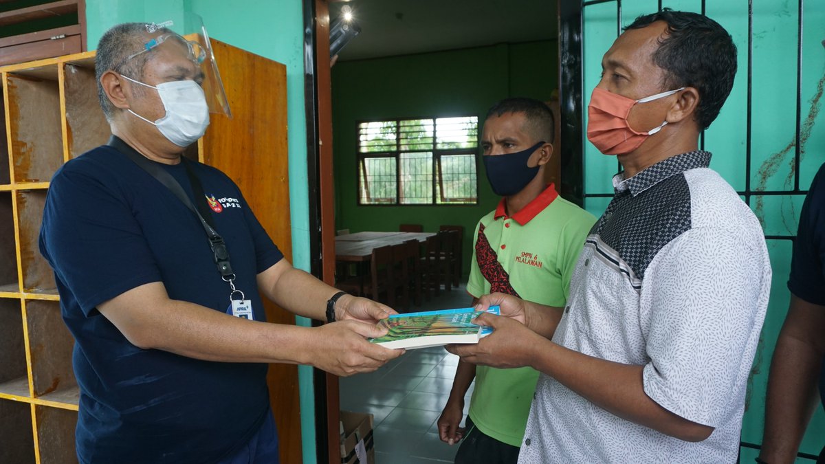 RAPP_Official's tweet photo. Selain itu, kami juga mendonasikan buku dan merenovasi SMPN 6 Pelalawan. Bantuan ini merupakan komitmen kami dalam dunia pendidikan. Semoga semua bantuan bisa bermanfaat untuk masyarakat yang menerimanya #RGEvalues #lifeatAPRIL https://t.co/Yc3Aiip7bl